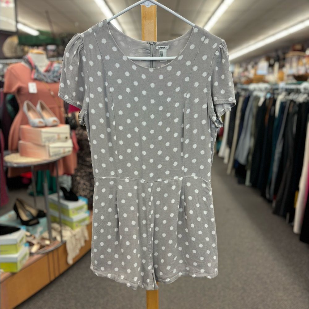 🛍️ Forever 21 Ladies Med Gray Polka Dot Romper